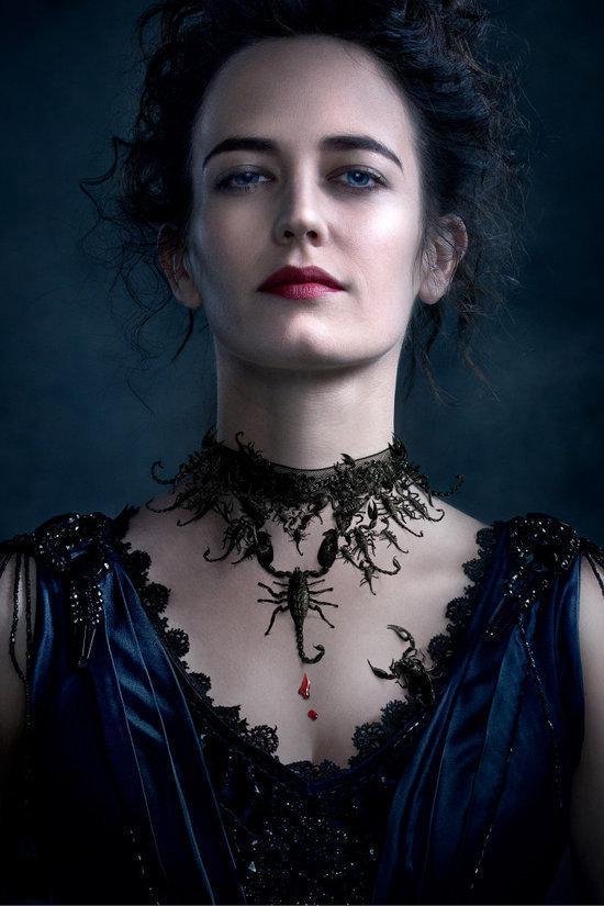 Een vrouw met blauwe jurk, draagt een zwarte choker met een schorpioen en bloeddruppel.