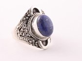 Bewerkte zilveren ring met lapis lazuli - maat 18