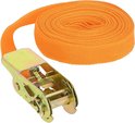 Opgerolde oranje spanband met metalen ratelmechanisme.