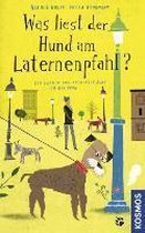 Was liest der Hund am Laternenpfahl?