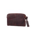 Bruine leren clutch met rits en label.