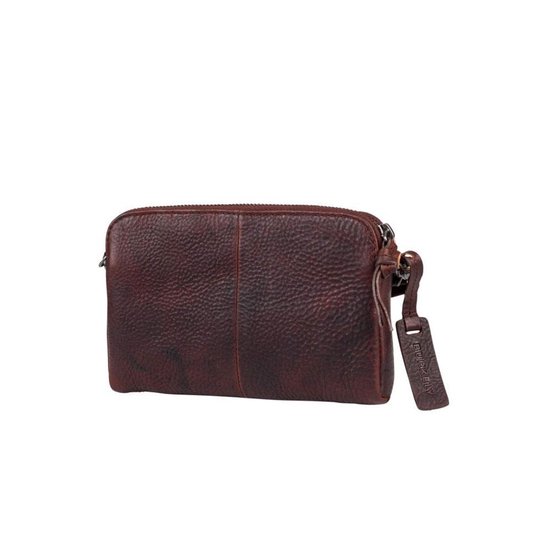 Bruine leren clutch met rits en label.