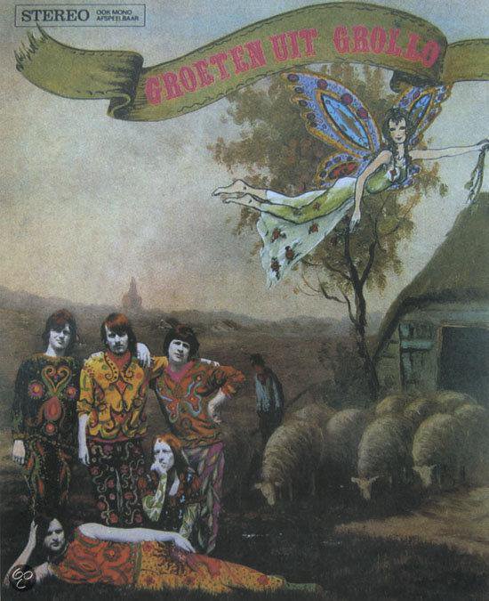 Albumcover 'Groeten uit Grollo'. Met een fee, schapen en de band.
