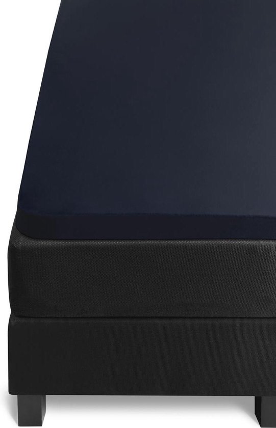 Donkerblauw jersey topper hoeslaken op een zwart matras.