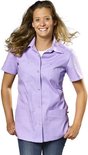 Paarse blouse met korte mouwen, twee borstzakken en twee steekzakken. Model met open kraag.