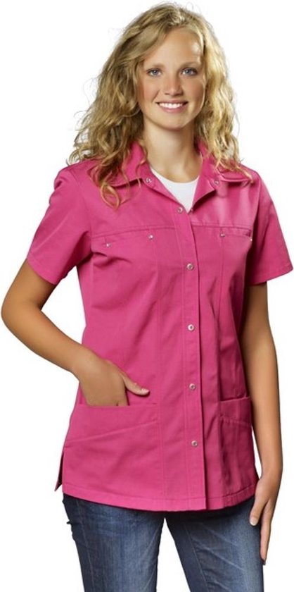 Model met fuchsia korte mouw werkjas, drukknoopsluiting, borst- en steekzakken, met spijkerbroek.