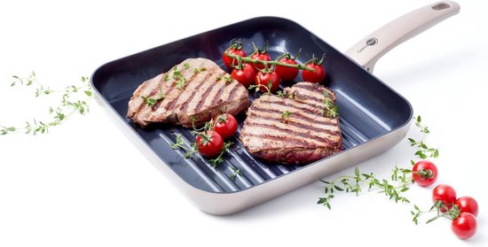 Grijze grillpan met bruine steel, twee gegrilde steaks, cherrytomaatjes en tijm.