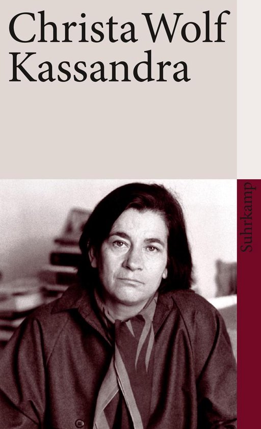Boek "Kassandra" van Christa Wolf met een zwart-witfoto van de auteur.