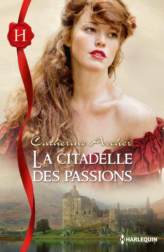 Couverture de livre avec une femme aux longs cheveux roux en robe rouge au-dessus d'un château écossais. Titre : La Citadelle des Passions.