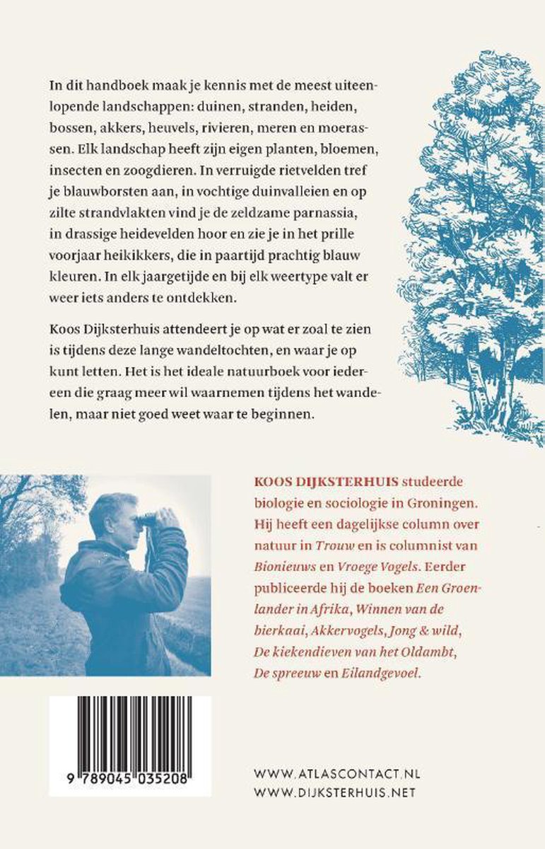 Man met verrekijker in bosrijke omgeving. De rug van het boek 'Handboek voor natuurwandelingen' met ISBN.