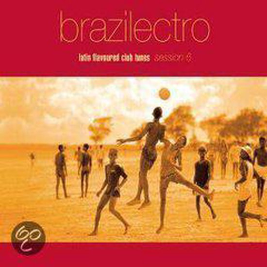 Cover Brazilectro, Latin flavoured club tunes session 6. Mannen spelen met een bal op het strand.