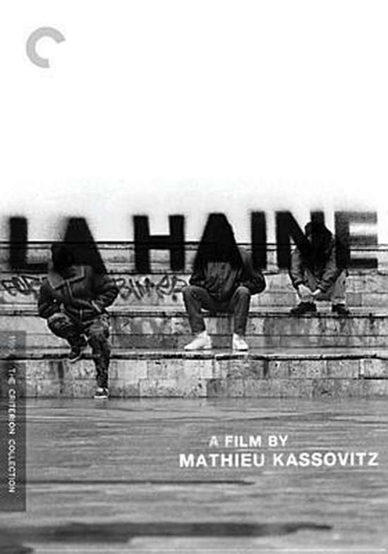 La Haine: A film by Mathieu Kassovitz, met drie personen voor een muur met graffiti.