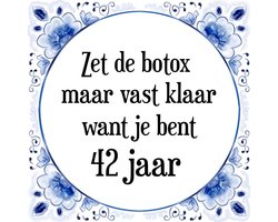 Verjaardag Tegeltje met Spreuk (42 jaar: Zet de botox maar vast klaar, want je bent 42 jaar + cadeau verpakking & plakhanger