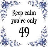 Verjaardag Tegeltje met Spreuk (49 jaar: Keep calm you're only 49 + cadeau verpakking & plakhanger