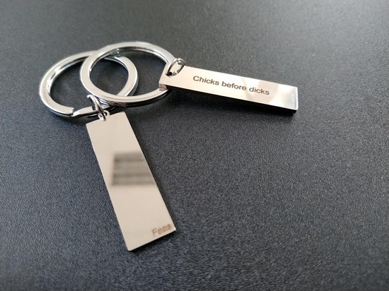 Sleutelhanger - Chicks before dicks - Vriendinnen - Vrouwen - Grappige hanger - Zilverkleurig - RVS