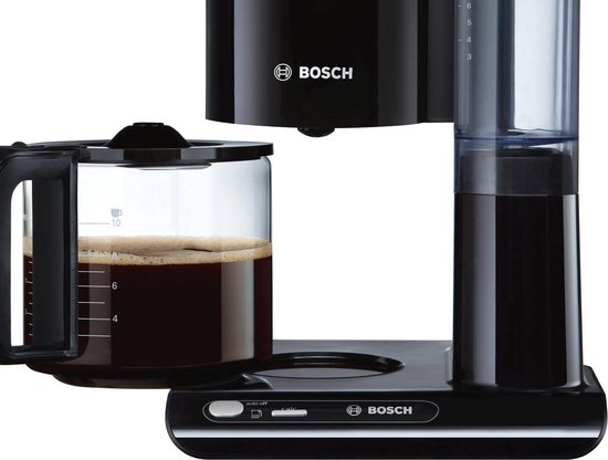 Zwarte Bosch koffiezetapparaat met glazen kan met koffie en waterreservoir.