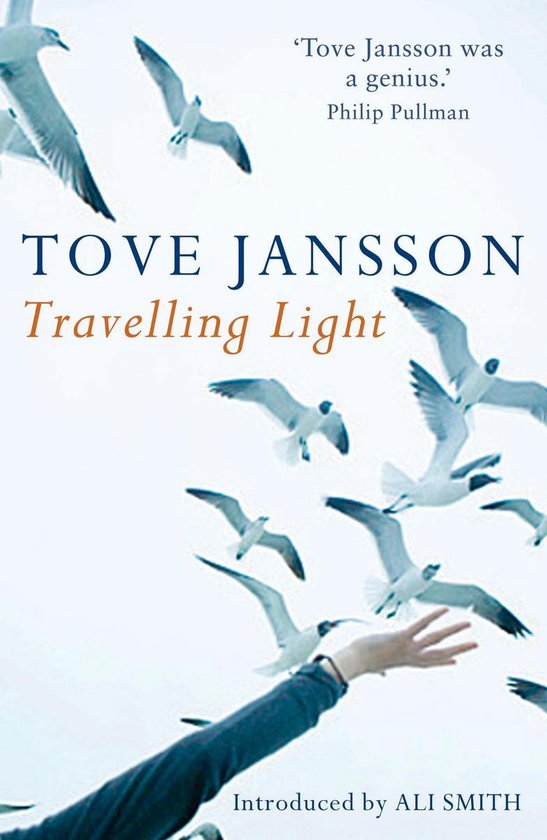 Boek 'Travelling Light' door Tove Jansson, met een afbeelding van vliegende meeuwen en een hand die ernaar reikt. Tekst: 'Tove Jansson was a genius.' Philip Pullman