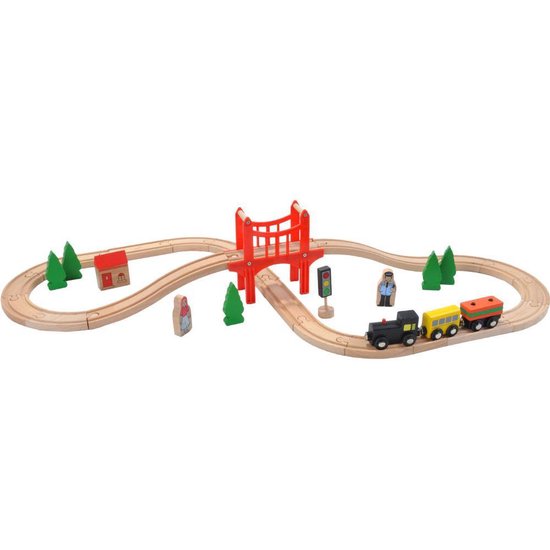 Houten treinbaan met rode brug, locomotief, wagons, bomen, huisje, poppetje en verkeerslicht.