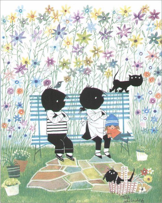 Jip en Janneke zitten op een blauwe bank in een tuin vol bloemen, met een kat en een hondje. Een baby ligt naast Janneke.