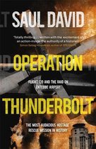 Boek "Operation Thunderbolt" door Saul David, met een vliegtuigpropeller en Entebbe Airport.
