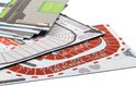 Losse onderdelen van 3D puzzel De Grolsch Veste met rode tribunedetails.