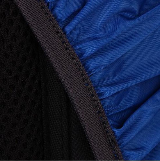 Gedetailleerde close-up van de zoom van een blauwe rugzak regenhoes met zwart gaas.