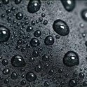 Gedetailleerde textuur van zwarte stof met veel waterdruppels.