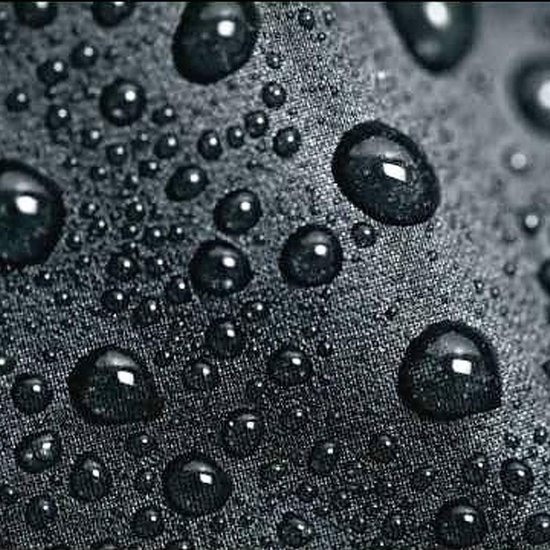 Gedetailleerde textuur van zwarte stof met veel waterdruppels.