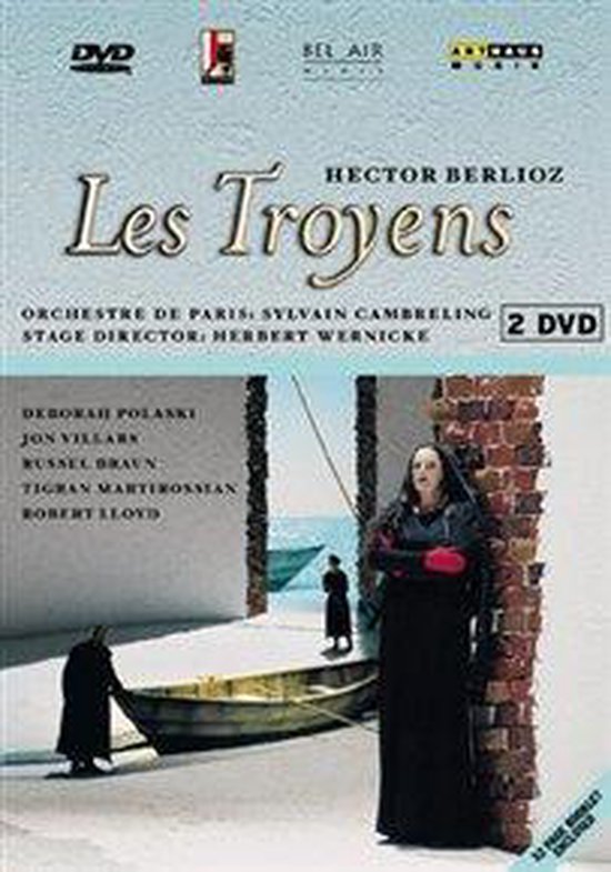 DVD hoes voor Hector Berlioz' Les Troyens, met een vrouw in een zwart gewaad aan de rechterkant. 2 DVD's.