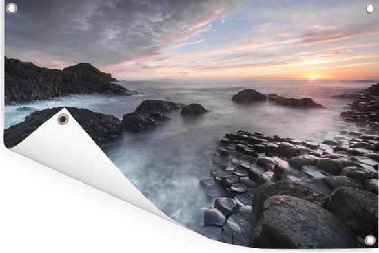 Coucher de soleil et eau courante sur la Chaussée des Géants en Irlande du Nord Affiche de jardin 120x80 cm - Toile de jardin / Toile d'extérieur / Peintures extérieur (Décoration de jardin)