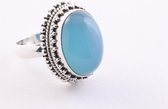 Zware bewerkte zilveren ring met blauwe chalcedoon