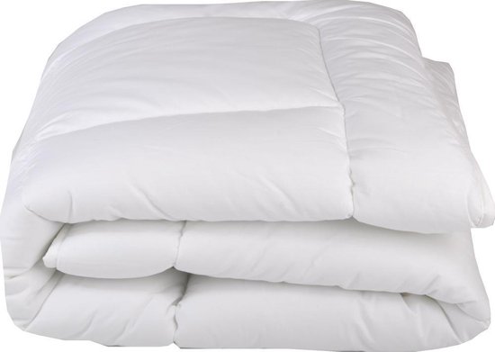 Witte, opgevouwen dekbed met stiksels.