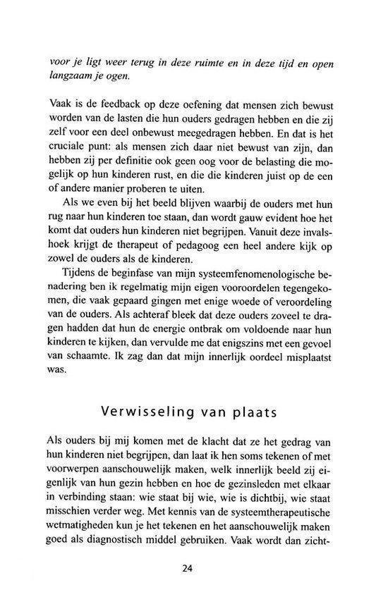 Tekstpagina met een boekpagina over familieopstellingen. De tekst bevat de titel 'Familieopstellingen met kinderen en jongeren'.