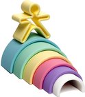 Pastelkleurige silicone regenboog, gestapeld met een palegele Dena figuur bovenop.
