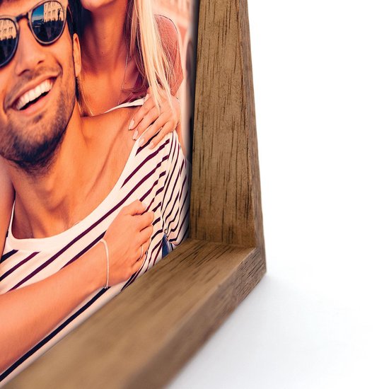 Bruine houten fotolijst met lachende man met zonnebril en vrouw.