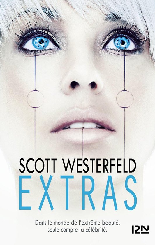 Boekomslag met Scott Westerfeld EXTRA'S. Het toont een close-up van een gezicht met blauwe contactlenzen en make-up, met tekst in het Frans.