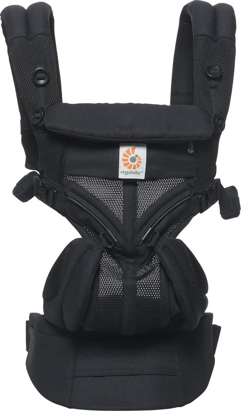 Zwarte Ergobaby Omni 360 Cool Air Mesh draagzak, frontaal gezichtspunt, met mesh panelen en verstelbare banden.