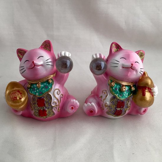 Geluksbrenger Japanse gelukskat-Het geluks katje "maneki neko." set van 2 stuks 6x6x4.5cm resin handgeschilderde roze kleur katten.