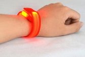 Fel rode sport armband met LED verlichting - Ideaal voor buiten - Inclusief batterijen - Veiligheidsband - Lichtgevende sportarmband - 3 standen - Waterproof - Reflecterende hardlo