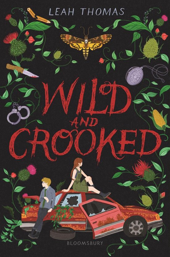 Boekomslag met de titel 'Wild and Crooked' in rode, verweerde letters, omringd door doornige planten, een doodshoofdvlinder, een medaillon, handboeien en een mes. Een jongen en een meisje zitten op een roestige auto.