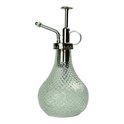 Een heldere glazen plantenspuit met zilverkleurig metalen sproeimechanisme en decoratief reliëf.