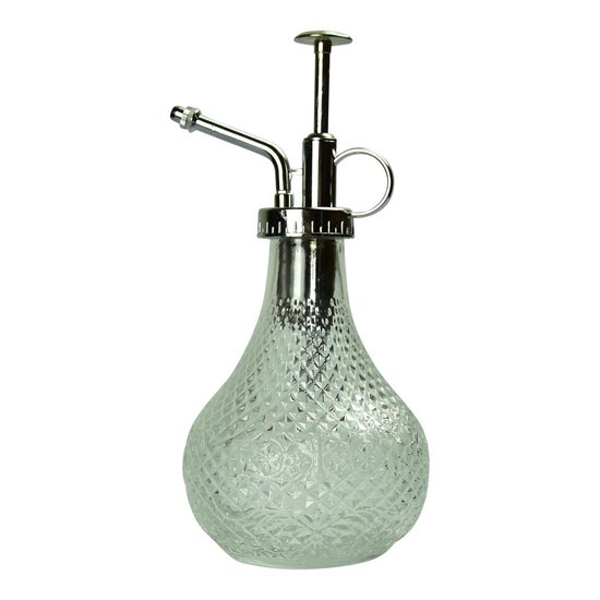 Een heldere glazen plantenspuit met zilverkleurig metalen sproeimechanisme en decoratief reliëf.