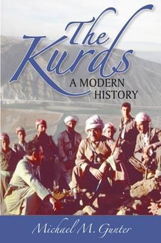 Boekomslag 'The Kurds: A Modern History' door Michael M. Gunter, met een groep mannen in traditionele kleding.