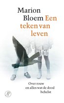 Boekomslag met de titel "Een teken van leven" van Marion Bloem, met een afbeelding van een vogel en twee kinderen.