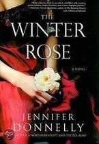 De kaft van 'The Winter Rose' door Jennifer Donnelly toont een vrouw met een crèmekleurige roos in haar handen, met een rode jurk.