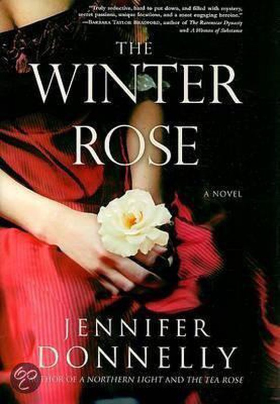 De kaft van 'The Winter Rose' door Jennifer Donnelly toont een vrouw met een crèmekleurige roos in haar handen, met een rode jurk.