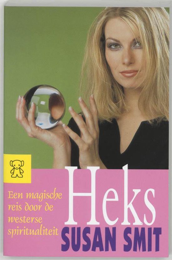 Een vrouw met blond haar houdt een glazen bol vast. "Heks" en "Susan Smit" staan op een roze band.