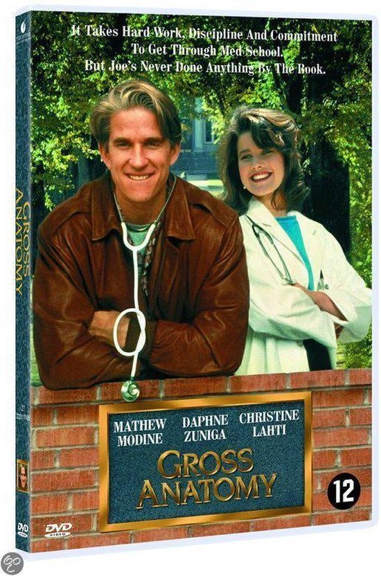 Man met bruine jas en stethoscoop, vrouw in witte doktersjas, met "Gross Anatomy" DVD.
