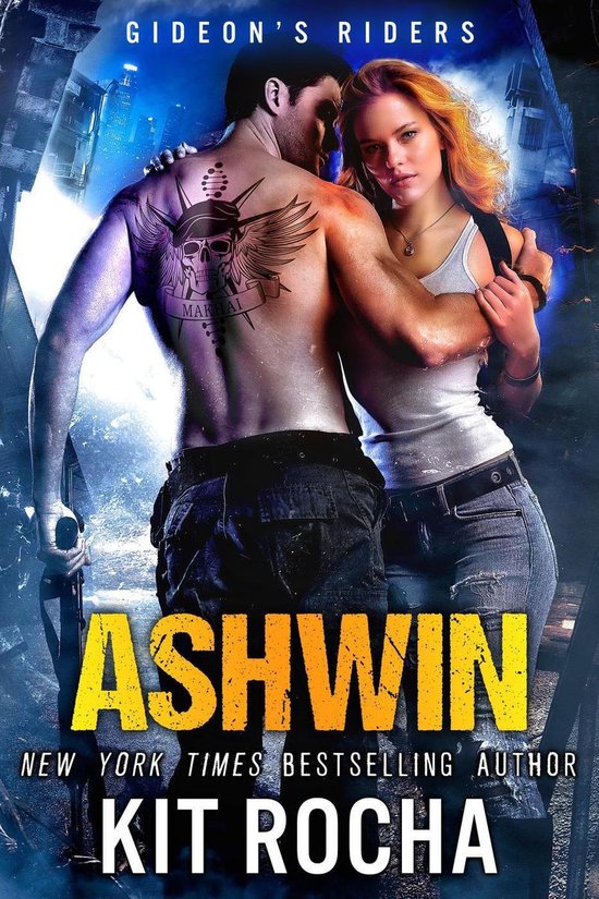 Een man met een tatoeage van een schedel op zijn rug, omhelst een vrouw in een tanktop. Titel: Ashwin door Kit Rocha.