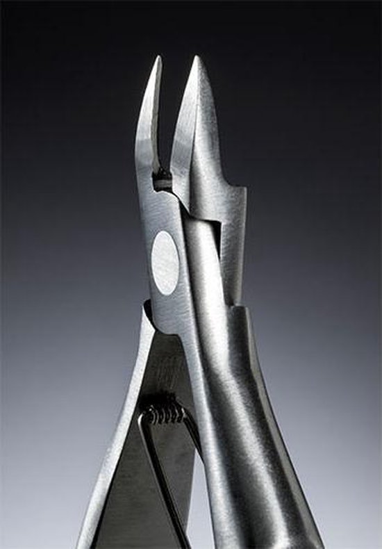 Zilverkleurige nageltang met gebogen handvatten en puntige bladen.